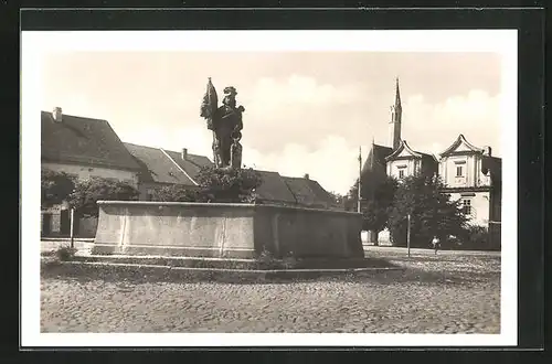 Foto-AK Sobeslav, Brunnen mit Statue auf dem Platz