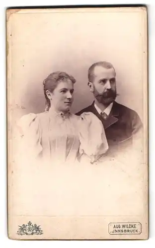 Fotografie Aug. Wilcke, Innsbruck, Rudolfstrasse 1, Portrait bürgerliches Paar in hübscher Kleidung