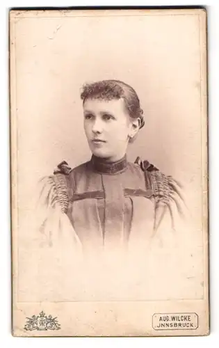 Fotografie Aug. Wilcke, Innsbruck, Rudolfstrasse 1, Portrait junge Dame im hübschen Kleid