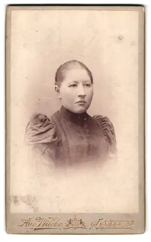 Fotografie Aug. Wilcke, Innsbruck, Rudolfstrasse 3, Portrait junge Dame mit zurückgebundenem Haar