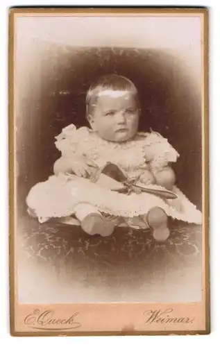 Fotografie Ernst Queck, Weimar, Seminarstrasse 6, Portrait süsses Kleinkind im weissen Kleid