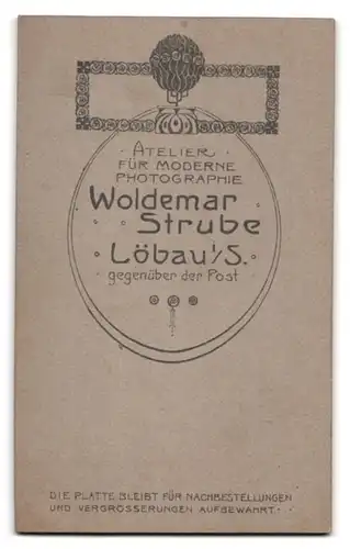 Fotografie Woldemar Strube, Löbau i /S., Portrait süsses Kleinkind im weissen Kleid