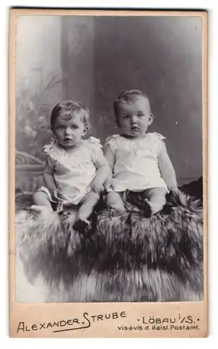 Fotografie Alex. Strube, Löbau i /S., Portrait zwei süsse Kleinkinder in weissen Hemden