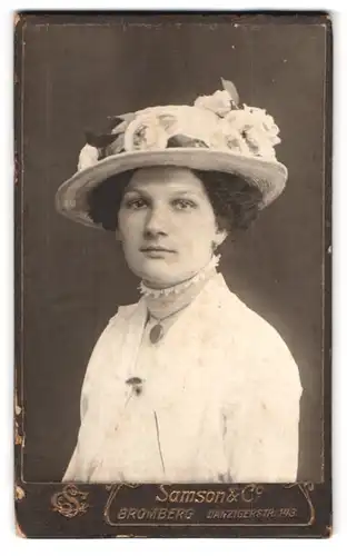 Fotografie Samson & Co., Bromberg, Danzigerstrasse 143, Portrait modisch gekleidete Dame mit Amulett