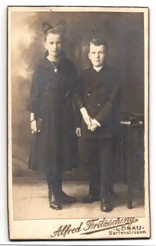 Fotografie Alfred Fritzsching, Löbau, Gartenstrasse, Portrait halbwüchsiger Knabe im Anzug mit Mädchen an der Hand