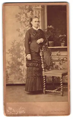 Fotografie Jacob Volk, Gelsenkirchen, Bahnhof-Strasse, Portrait junge Dame in hübscher Kleidung