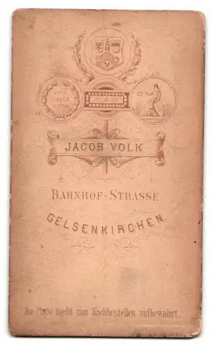 Fotografie Jacob Volk, Gelsenkirchen, Bahnhof-Strasse, Portrait junge Dame in hübscher Kleidung