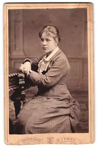 Fotografie F. J. Frieb, Innsbruck-Wilten, Heiligengeiststrasse 182, Portrait junge Dame im modischen Kleid