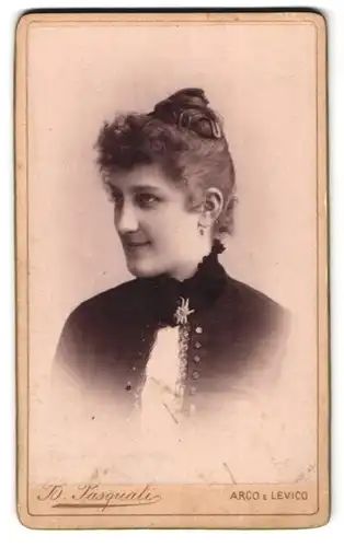 Fotografie B. Pasquali, Levico, Portrait junge Dame mit hochgestecktem Haar