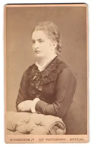Fotografie N. Raschkow jr., Breslau, Ohlauerstrasse 4, Portrait junge Dame in hübscher Kleidung