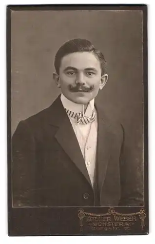 Fotografie Atelier Weber, Münster i /W., Bergstrasse 60, Portrait modisch gekleideter Herr mit Moustache