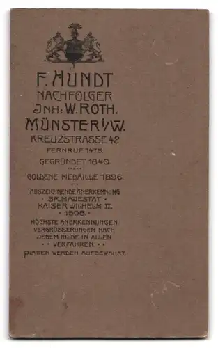 Fotografie F. Hundt Nachfolger, Münster i /W., Kreuzstrasse 42, Portrait junger Herr im Anzug mit verschränkten Armen