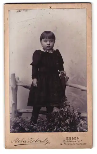 Fotografie Ferd. Zaborsky, Essen /Ruhr, Grabenstrasse 5, Portrait kleines Mädchen im Kleid