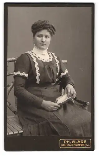 Fotografie Ph. Glade, Schmallenberg i. W., Portrait junge Dame im Kleid mit Buch