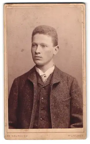 Fotografie Fr. Neumayer, München, Neuhauserstrasse 29, Portrait junger Herr im Anzug mit Krawatte