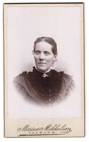 Fotografie Marius Mikkelsen, Faaborg, Vestergade, Portrait junge Dame mit zurückgebundenem Haar