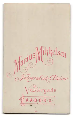 Fotografie Marius Mikkelsen, Faaborg, Vestergade, Portrait junge Dame mit zurückgebundenem Haar
