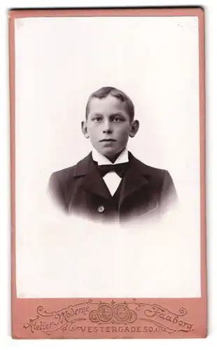 Fotografie H. J. Hansen, Faaborg, Vestergade 50, Portrait junger Mann im Anzug mit Krawatte