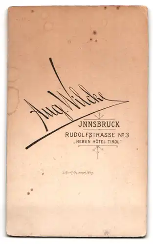 Fotografie Aug. Wilcke, Innsbruck, Rudolfstrasse 3, Portrait junge Dame im Kleid mit Kragenbrosche