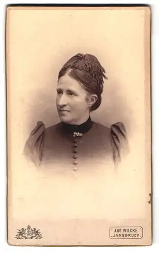 Fotografie Aug. Wilcke, Innsbruck, Rudolfstrasse 3, Portrait bürgerliche Dame in modischer Kleidung