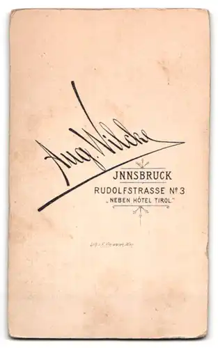 Fotografie Aug. Wilcke, Innsbruck, Rudolfstrasse 3, Portrait bürgerliche Dame in modischer Kleidung