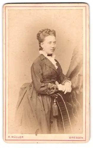Fotografie R. Müller, Dresden, Marien-Strasse 26, Portrait junge Dame im modischen Kleid