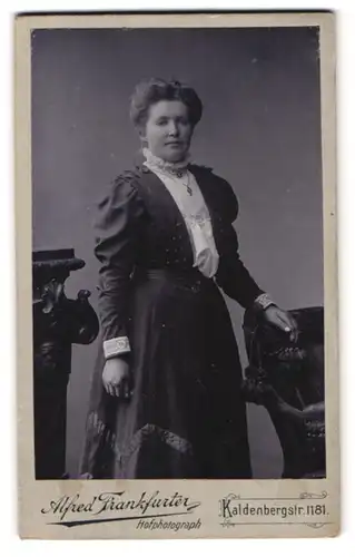 Fotografie Alfred Frankfurter, Wesel, Kaldenbergstrasse 1181, Portrait junge Dame im hübschen Kleid