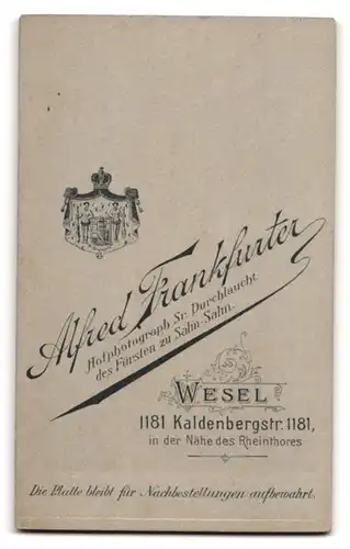 Fotografie Alfred Frankfurter, Wesel, Kaldenbergstrasse 1181, Portrait junge Dame im hübschen Kleid