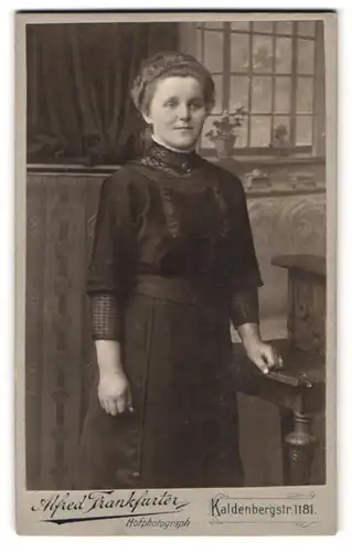 Fotografie Alfred Frankfurter, Wesel, Kaldenbergstrasse 1181, Portrait junge Dame in modischer Kleidung