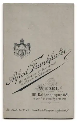 Fotografie Alfred Frankfurter, Wesel, Kaldenbergstrasse 1181, Portrait junge Dame in modischer Kleidung