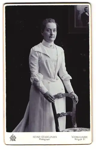 Fotografie Heinr. Stadelmann, Wernigerode a. H., Ringstrasse 9, Portrait junge Dame im Kleid mit Brille