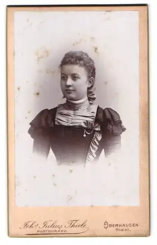 Fotografie Johs. Julius Thiele, Oberhausen /Rheinl., Portrait junge Dame im hübschen Kleid
