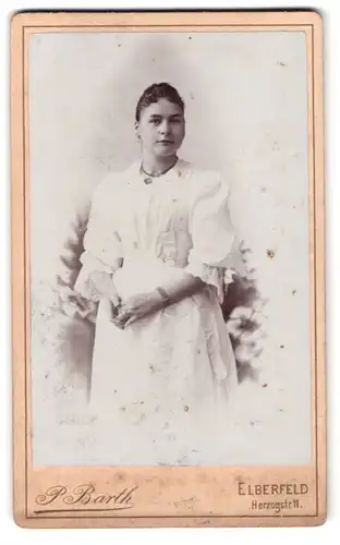 Fotografie P. Barth, Elberfeld, Herzogstrasse 11, Portrait junge Dame im weissen Kleid