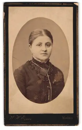 Fotografie W. H. Esser, Mainz, Emmerich-Josephstrasse 11 Neu, Brustportrait junge Dame mit zurückgebundenem Haar