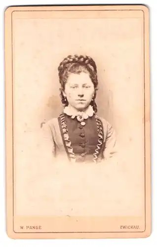 Fotografie W. Panse, Zwickau, Mühlgasse 605, Portrait junge Dame mit Hochsteckfrisur
