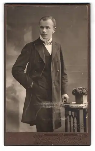 Fotografie Max Kolb, Nürnberg, Portrait junger Herr in eleganter Kleidung