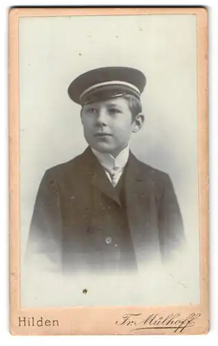 Fotografie Fr. Mülhoff, Hilden, Klotzstrasse 13, Portrait junger Mann im Anzug mit Schirmmütze