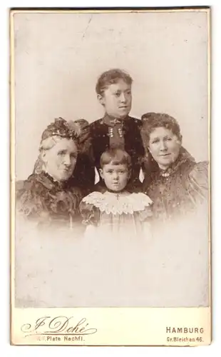 Fotografie J. Dehé, Hamburg, Gr. Bleichen 46, Portrait ältere und zwei jüngere Damen mit Mädchen in hübscher Kleidung