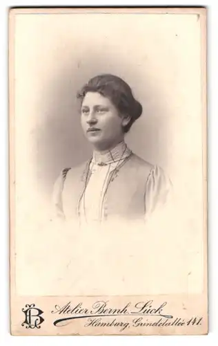 Fotografie Bern. Lück, Hamburg, Grindelallée 141, Portrait junge Dame in modischer Kleidung