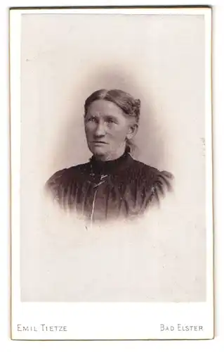 Fotografie Emil Tietze, Bad Elster i. V., Portrait ältere Dame in hübscher Kleidung