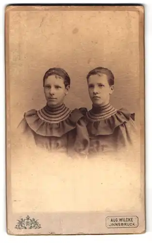Fotografie Aug. Wilcke, Innsbruck, Rudolfstrasse 1, Portrait zwei junge Damen in modischen Kleidern
