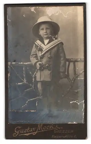 Fotografie Gustav Mook, Giessen, Kaiser-Allee 8, Portrait kleiner Junge in modischer Kleidung