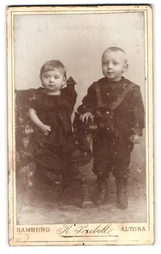 Fotografie R. Przibill, Hamburg-Altona, Wandsbeker Chaussée 1, Portrait Kinderpaar in hübscher Kleidung