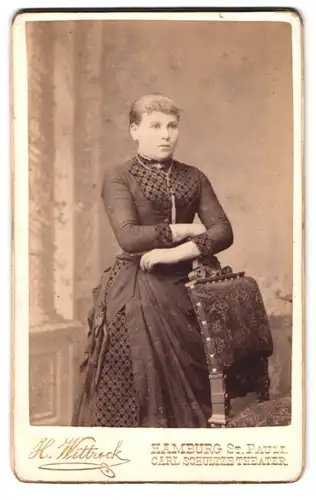 Fotografie H. Wittrock, Hamburg-St. Pauli, Portrait junge Dame in zeitgenössischer Kleidung