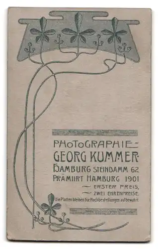 Fotografie Georg Kummer, Hamburg, Steindamm 62, Portrait Student im Anzug mit Schirmmütze