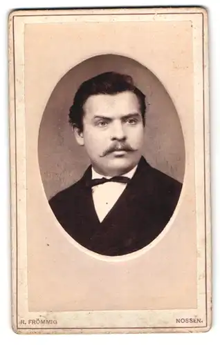 Fotografie R. Frömmig, Nossen, Bahnhofs-Strasse, Brustportrait eleganter Herr mit Moustache