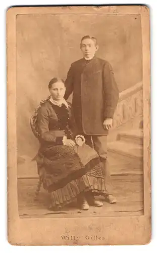 Fotografie W. Gilles, Unna, Portrait junges Paar in zeitgenössischer Kleidung