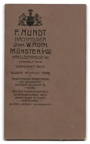 Fotografie F. Hundt Nachfl., Münster i /W., Kreuzstrasse 42, Portrait junger Her im Anzug mit verschränkten Armen