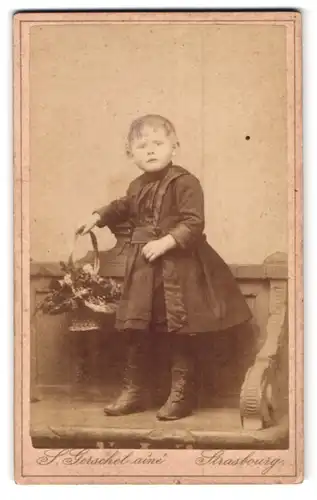 Fotografie S. Gerschel aîné, Strasbourg, 56, Kinderspielgasse, Portrait kleines Mädchen im Kleid mit Blumenkorb