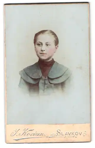 Fotografie J. Kocian, Slavkov, Panska ulice cis 51, Portrait junge Dame mit zurückgebundenem Haar